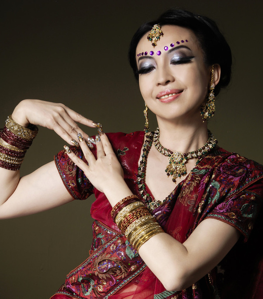 Mulher asiática em roupas tradicionais
 - Foto, Imagem