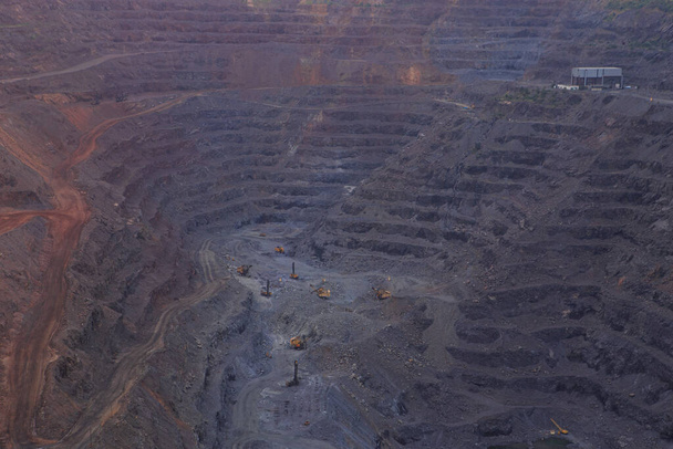 Die Horizonte eines großen Eisenerzbruchs. Schwerbergbau. Der Tagebau armer Eisenerze, die Anfangsphase der metallurgischen Produktion - Foto, Bild