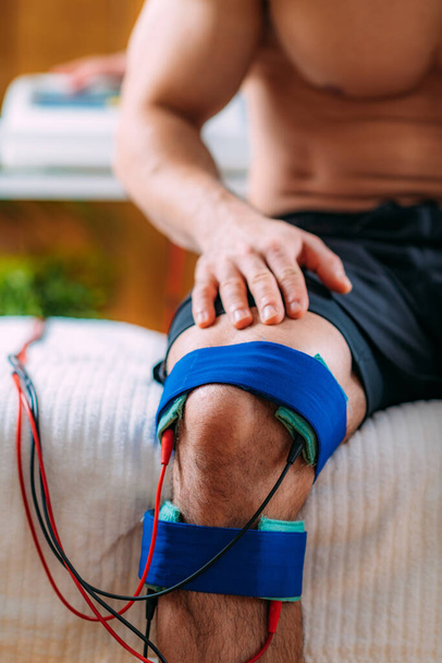 Terapia interferenziale del ginocchio con cuscinetti per elettrodi. Elettroterapia.  - Foto, immagini