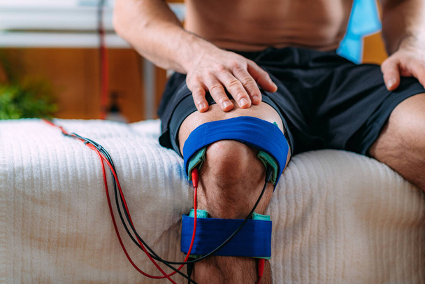 Terapia interferenziale del ginocchio con cuscinetti per elettrodi. Elettroterapia.  - Foto, immagini