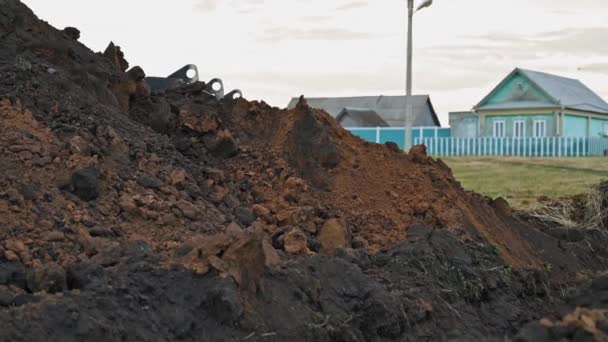 Terrenos no campo. bulldozer moderno enterrando trincheira no local de construção - Filmagem, Vídeo