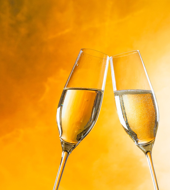 dvojice šampaňské flétny zlaté bubliny na světlé pozadí - Fotografie, Obrázek