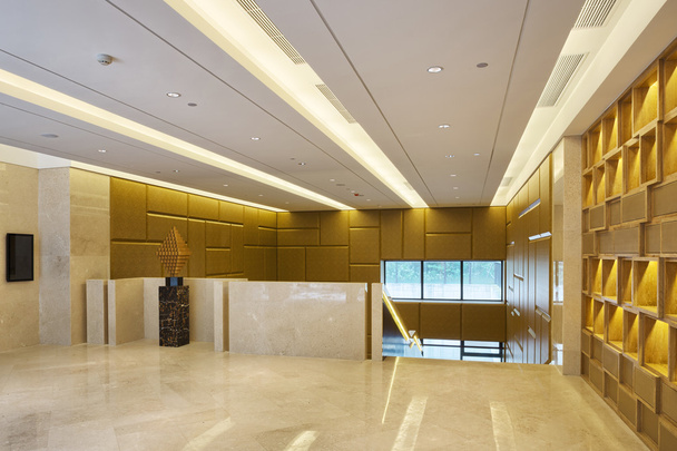 moderne kantoor, gang met hoge kwaliteitsolie decoratie - Foto, afbeelding