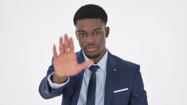 Homme d'affaires africain montrant stop signe sur fond blanc  - Séquence, vidéo