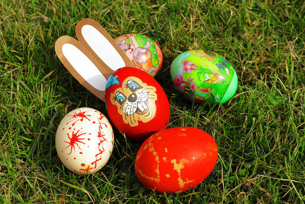Coniglietto pasquale e uova di Pasqua nell'erba. Uovo decorato. - Foto, immagini
