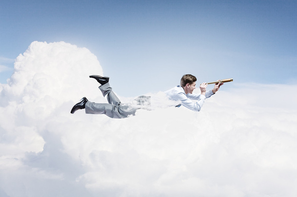 Jeune homme d'affaires volant dans le ciel
 - Photo, image