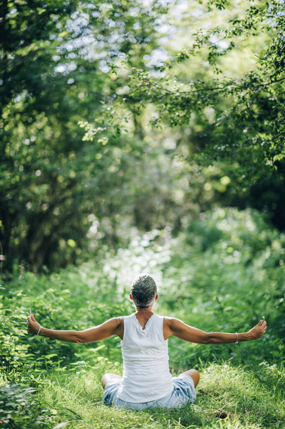 Cvičení bdělosti pro vděčnost a naplnění, pocit spojený s přírodou. Mindful žena meditující, cvičit bdělost v bujné zelené přírodní prostředí, pocit dobře - Fotografie, Obrázek