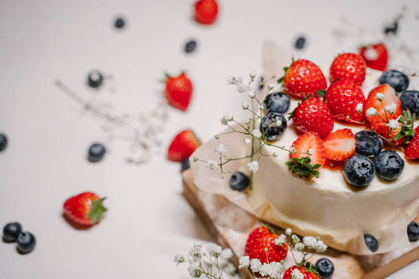 Beautiful strawberry cake decorated with berries on a white background for advertising - Φωτογραφία, εικόνα
