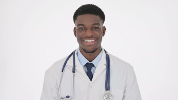 アフリカ人医師が白地のカメラで微笑む  - 映像、動画