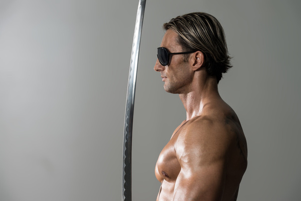 Mature Man Holding Sword Ready To Fight - Foto, Bild