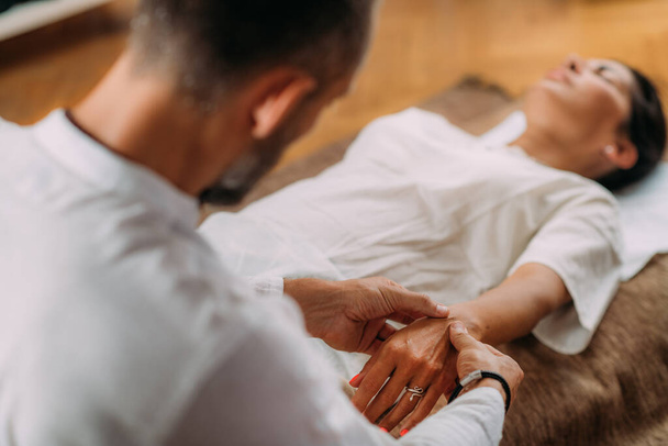 Shiatsu Hand Massage. Therapeut massiert den Herzmeridian. - Foto, Bild