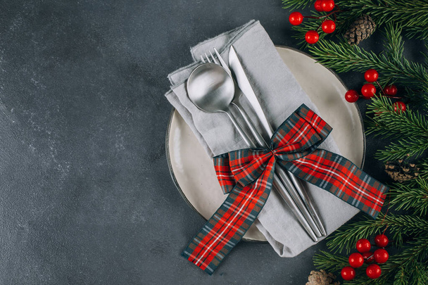 Kutlama masası. Süslü Noel yemeği kavramı. Çatal bıçaklı Kraft plakası. Boşluğu kopyala, üst görünüm - Fotoğraf, Görsel