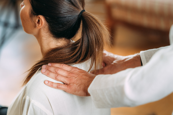 kobieta korzystających shiatsu szyi i ramion masaż.  - Zdjęcie, obraz