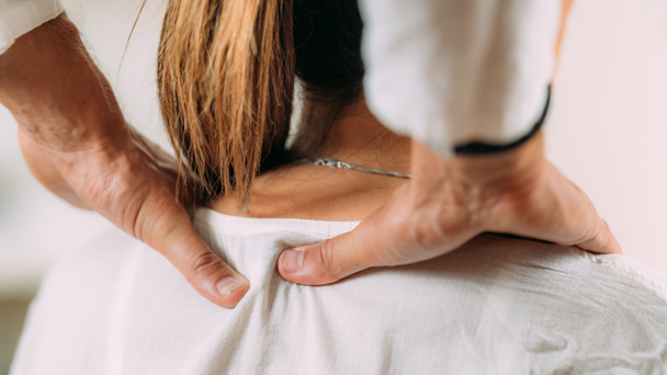 Женщине нравится массаж шеи и плеч шиацу.  - Фото, изображение