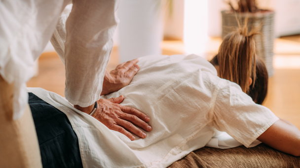 Mulher desfrutando de massagem nas costas shiatsu, deitado no tapete de massagem shiatsu.    - Foto, Imagem
