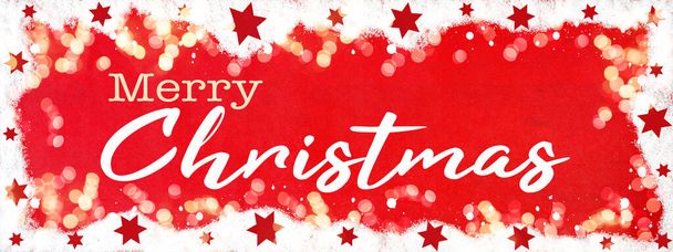 Joyeux Noël fête fête fond bannière panorama carte modèle - Cadre en neige avec flocons de neige, étoiles et bokeh lumières sur texture en bois de couleur rouge, vue du dessus avec espace pour le texte - Photo, image