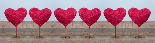 San Valentín San Valentín amor boda cumpleaños fondo banner panorama tarjeta de felicitación - Rosa corazones globo en rústico vintage madera mesa textura - Foto, imagen