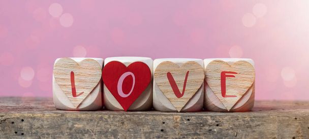 Valentine's Day Love Wedding Birthday background banner greeting card - Cubes en bois avec symbole de coeur sur une texture rustique de table en bois vintage - Photo, image