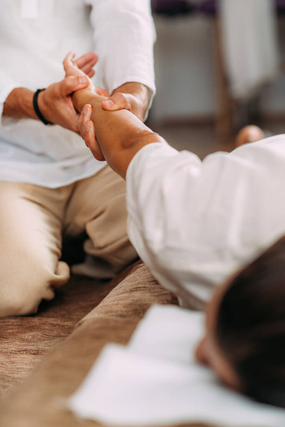 Shiatsu Hand Massage. Terapeuta activando el meridiano del corazón. - Foto, imagen