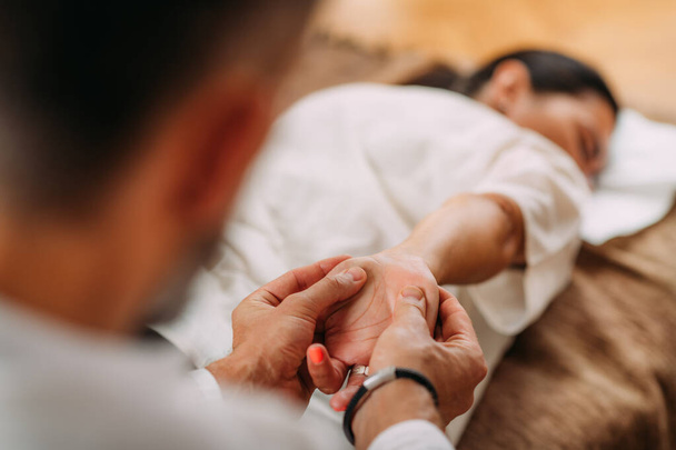 Ручний масаж Shiatsu. Терапіст активує серцевий меридіан.. - Фото, зображення