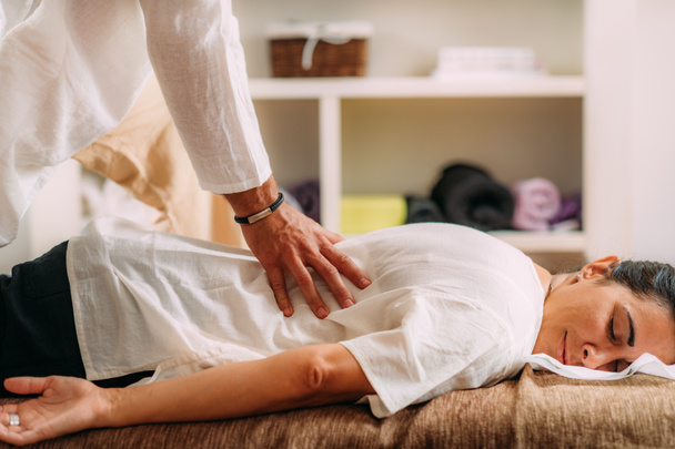 Терапевт масажує жінок назад. Жінка отримує масаж шиацу назад
.  - Фото, зображення