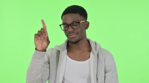 Hombre africano que no muestra ninguna señal por dedo sobre fondo verde  - Metraje, vídeo