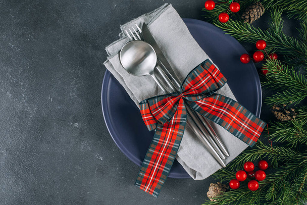 Χριστουγεννιάτικο τραπέζι στο μπλε τραπέζι. Μπλε πιάτο και ασημένια σκεύη. Γιορτινή διακόσμηση. Άνω όψη - Φωτογραφία, εικόνα