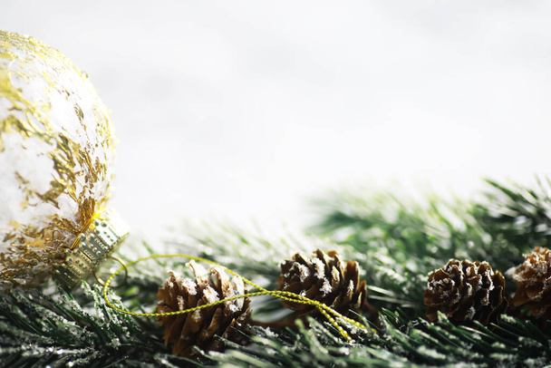 Evergreen árvore artesanal brinquedos, flocos de neve, globos e ramo de abeto no fundo de pedra, cartão de felicitações Xmas com espaço para texto - Foto, Imagem