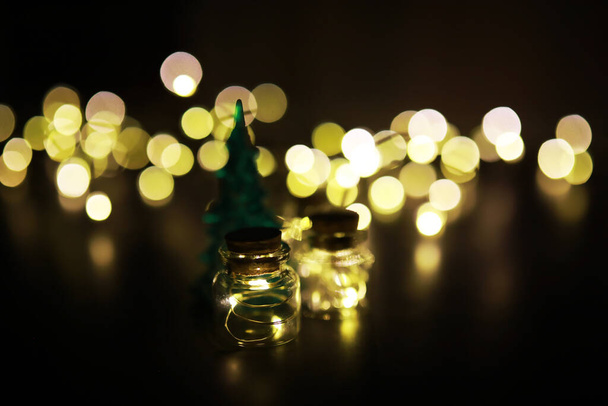 Evergreen albero giocattoli fatti a mano, fiocchi di neve, globi e ramo di abete su sfondo di pietra, biglietto di auguri di Natale con spazio per il testo - Foto, immagini