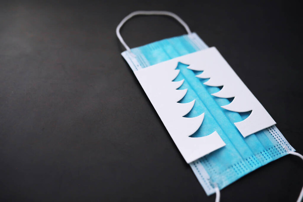 Boże Narodzenie drzewo papieru cięcia karty projektu papierniczego. Biały, czerwony i zielony kolor - Zdjęcie, obraz