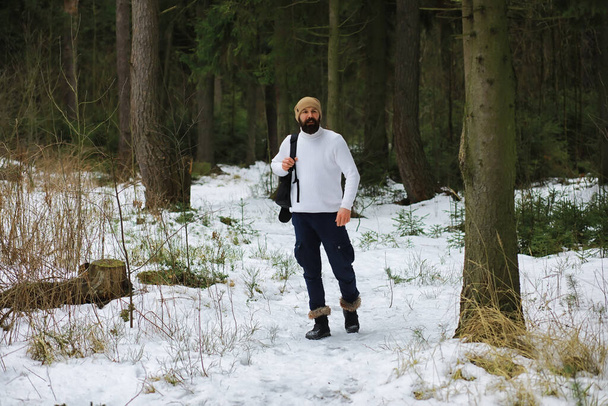 Retrato al aire libre del hombre guapo con abrigo y escote. Hombre barbudo en el bosque de invierno. - Foto, imagen