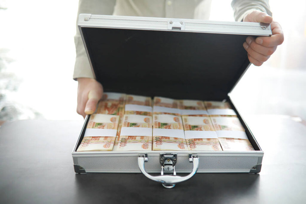 Металлический чемодан наполнил русские купюры на 5000 рублей. Инвестиции, взятка, коррупция. - Фото, изображение