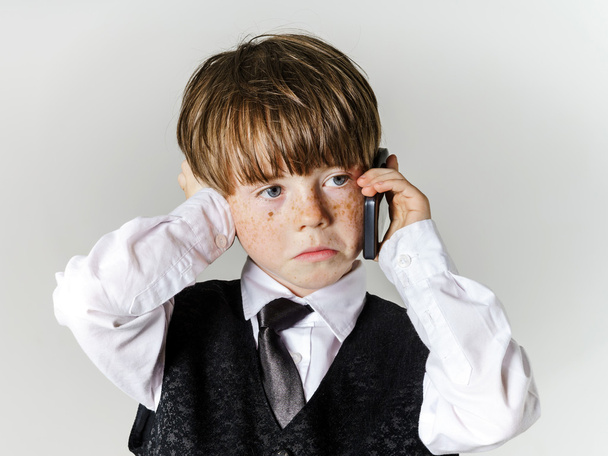 Emotionaalinen punatukkainen poika matkapuhelimella
 - Valokuva, kuva