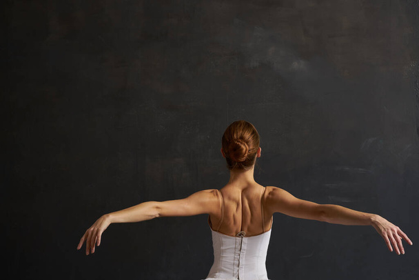 ballerina dans prestaties klassieke donkere achtergrond traditie - Foto, afbeelding
