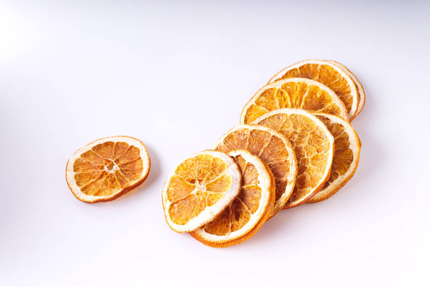 rebanadas de naranja seca sobre un fondo blanco - Foto, Imagen