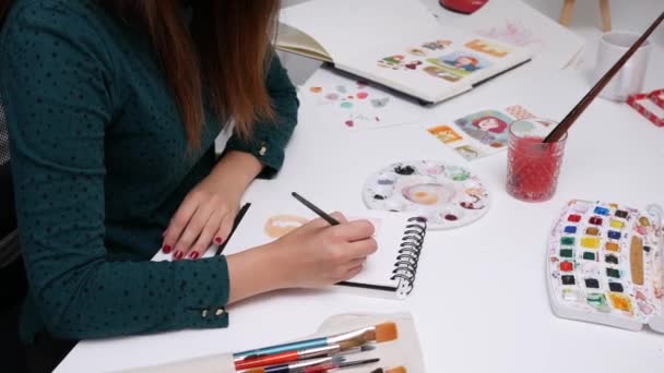 Jonge vrouwelijke illustrator telewerken in haar kantoor - Video