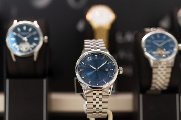 Dure horloges in een luxe winkel - Foto, afbeelding