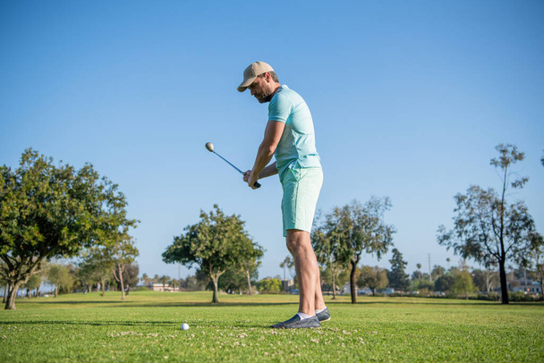 plnohodnotný golfista na profesionálním hřišti se zelenou trávou, golf - Fotografie, Obrázek
