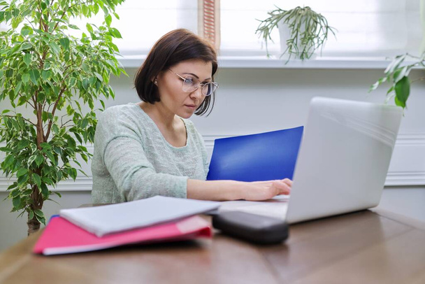 Business woman working at home online using laptop. - Foto, imagen