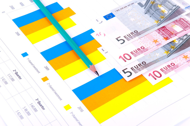 Finanzanalyse mit Charts und europäischer Währung - Foto, Bild