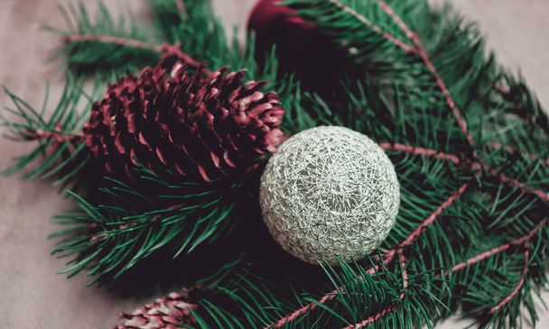 Hermosa fiesta celebrar fondo con rama de pino y juguetes de Navidad de oro y plata - Foto, imagen