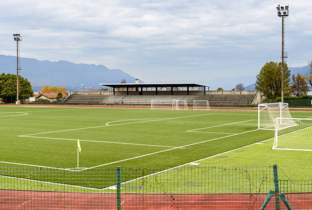 Άποψη του νέου γηπέδου ποδοσφαίρου στο Maccagno Inferiore με Pino και Veddasca, επαρχία Varese, Ιταλία - Φωτογραφία, εικόνα