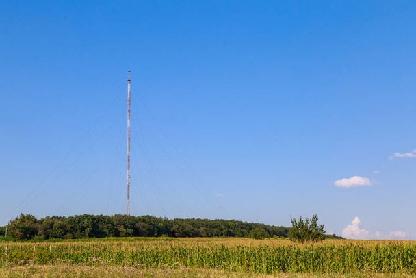 Televizyon kulesi. Metin veya harf için kopyalama alanı olan arkaplan - Fotoğraf, Görsel