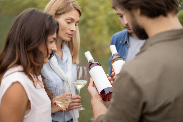 Ystävät maistaa viiniä lähellä viinitarhoja maaseudulla - Valokuva, kuva