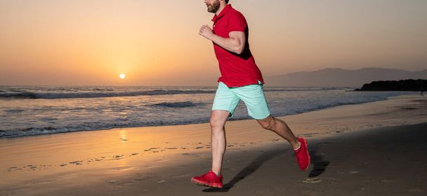 rajattu mies lenkkeilijä lenkkeily auringonlaskun kesärannalla merellä, kestävyys - Valokuva, kuva