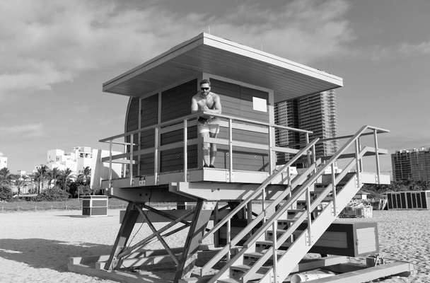 Pobřežní stráž. Muž stojí na věži plavčíků. Dovolená na pláži. Letní prázdniny. Dovolená u moře - Fotografie, Obrázek