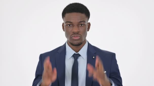 Młody człowiek modlący się palcami skrzyżowane na białym tle  - Materiał filmowy, wideo
