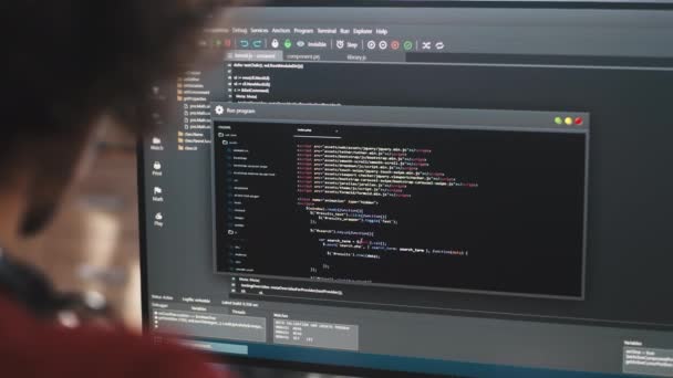 Anonymer Programmierer benutzt Computer für die Arbeit - Filmmaterial, Video