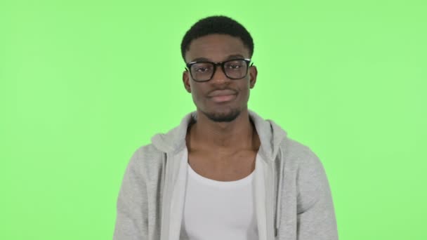 Africano uomo mostrando nessun segno da scuotere testa su sfondo verde  - Filmati, video