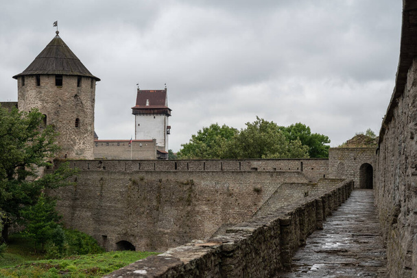 イヴァンゴード要塞の壁からナルヴァ城への眺め。ロシアのインバンゴード - 写真・画像
